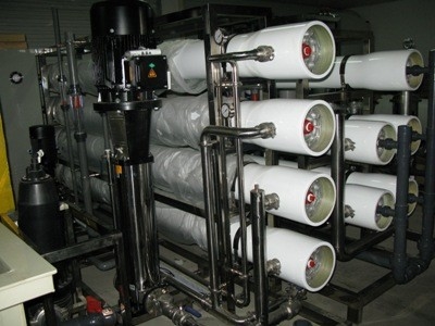 Συσκευασμένο εργοστάσιο επεξεργασίας 10m3/H αντίστροφης όσμωσης νερού γεωτρήσεων
